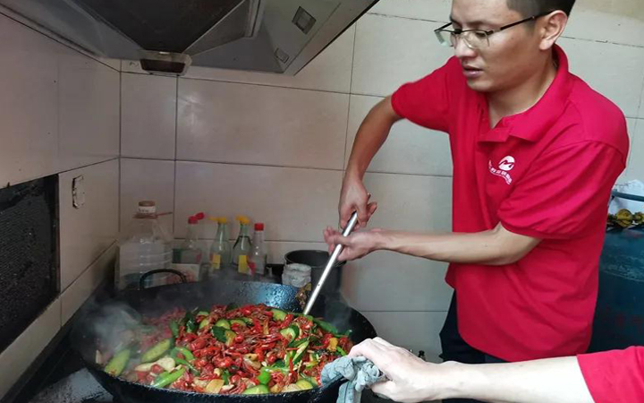 麻辣鮮香小龍蝦，銘仁教育裝備集團(tuán)粽情過(guò)端午-6